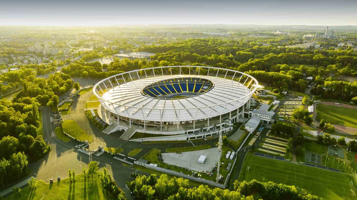 Superauto.pl Stadion Śląski z lotu ptaka. Dookoła zieleń i budynki.